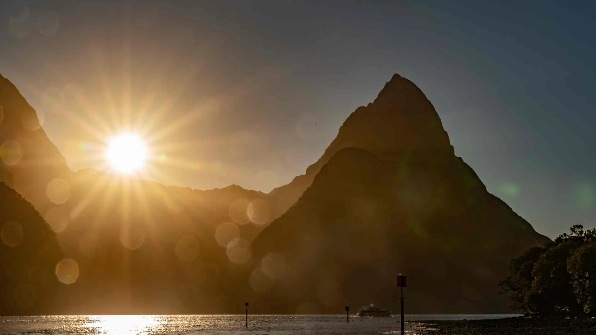 Milford Sound Cruising (11) Milford Sound sunset