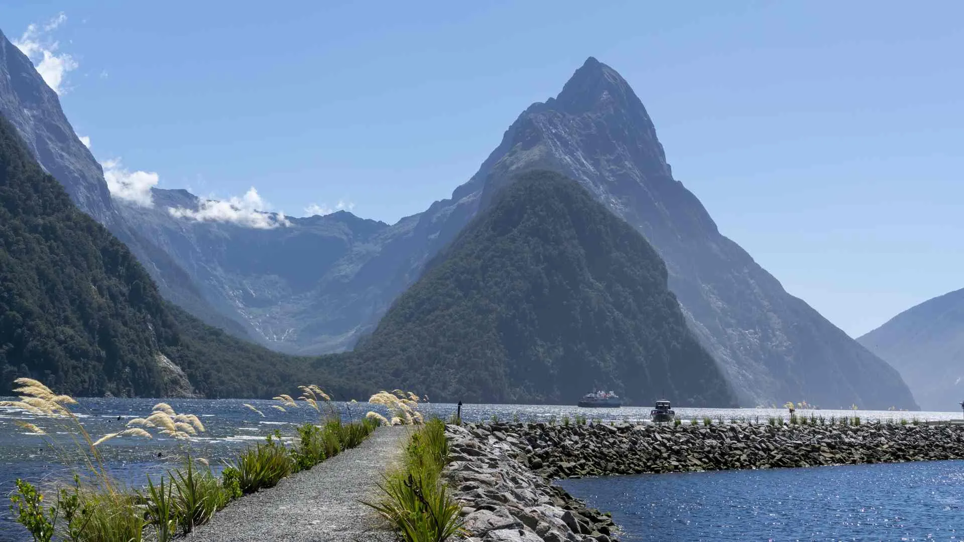 Milford Sound Cruising (9) Path to Milford Sound