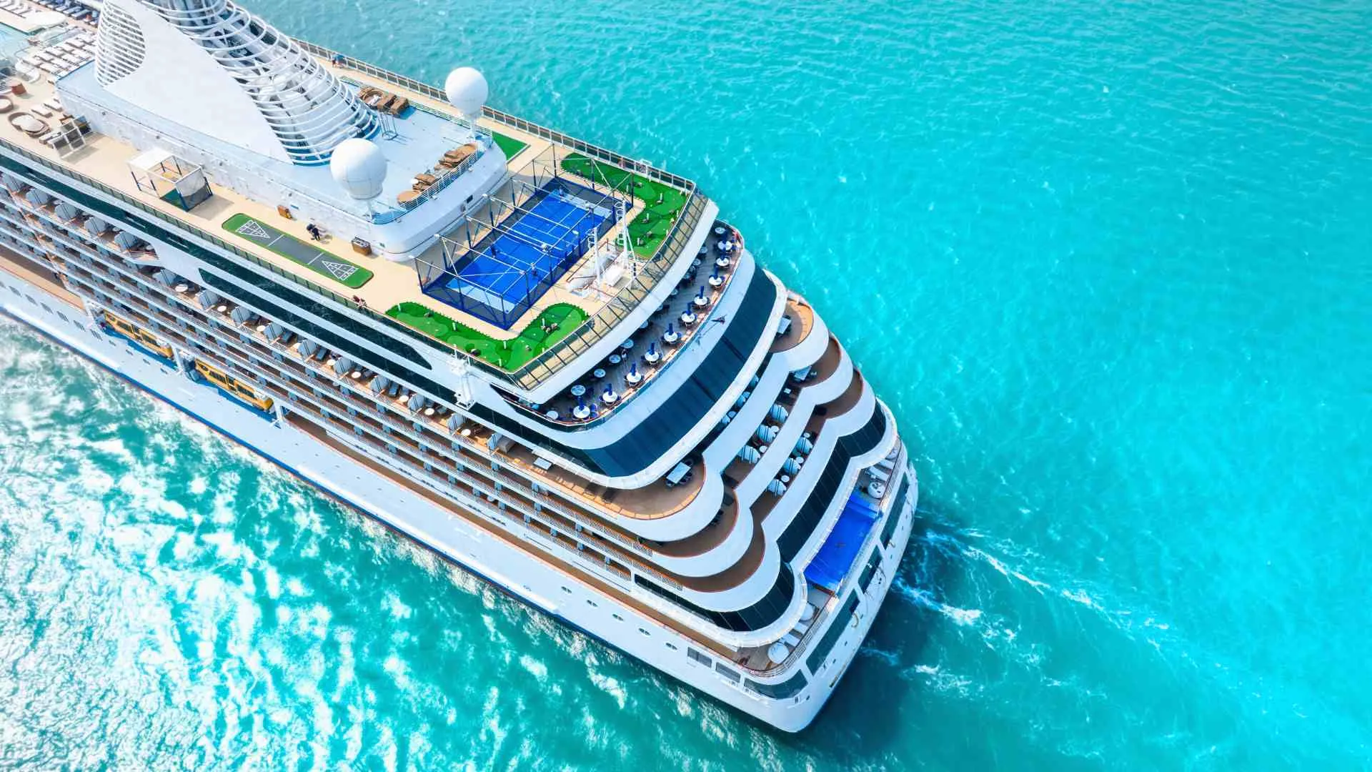 fun cruise (2) cruise ship at sea